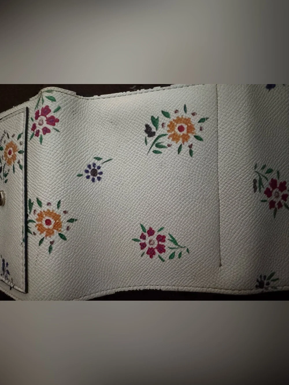 COACH not authentic White Floral Small Wallet – White Floral Print - Picture 3 of 5